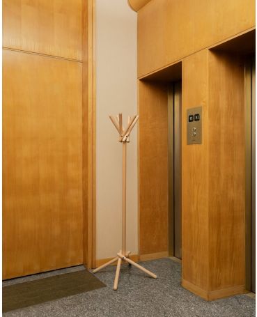 Broomstick Uno Coat Hanger